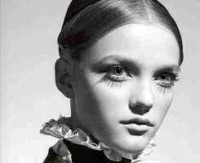弗拉达·洛丝亚珂娃 (Vlada Roslyakova) 1987年7月8日出生于俄罗斯西伯利亚。在被发掘成为模特后，弗拉达·洛丝亚珂娃在东京开始了她的模特事业。2007年春夏时装周弗拉达·洛丝亚珂娃的场数以50场位之高，居所有模特之…