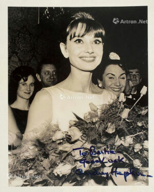 奥黛丽赫本
        第26届奥斯卡影后签名照