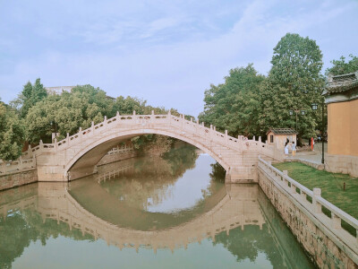 苏州西园寺，入寺不远处的钟楼不知道大圣变的，尾巴就是路灯啦，很喜欢大雄宝殿偏院悬着的这个鱼啊，有一丢丢禅意