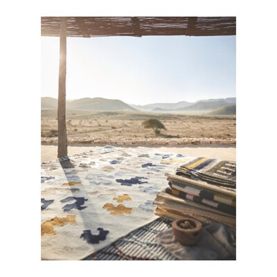 VIDEBÄK 维德巴
平织地毯, 多色 手工制作, 多色,
133x195 厘米
由手艺精湛的工匠手工编织，每一件都独一无二。在印度境内的正规编织中心制作，那里拥有良好的工作环境，并为工匠支付合理的工资。
纯天然新羊毛材质…