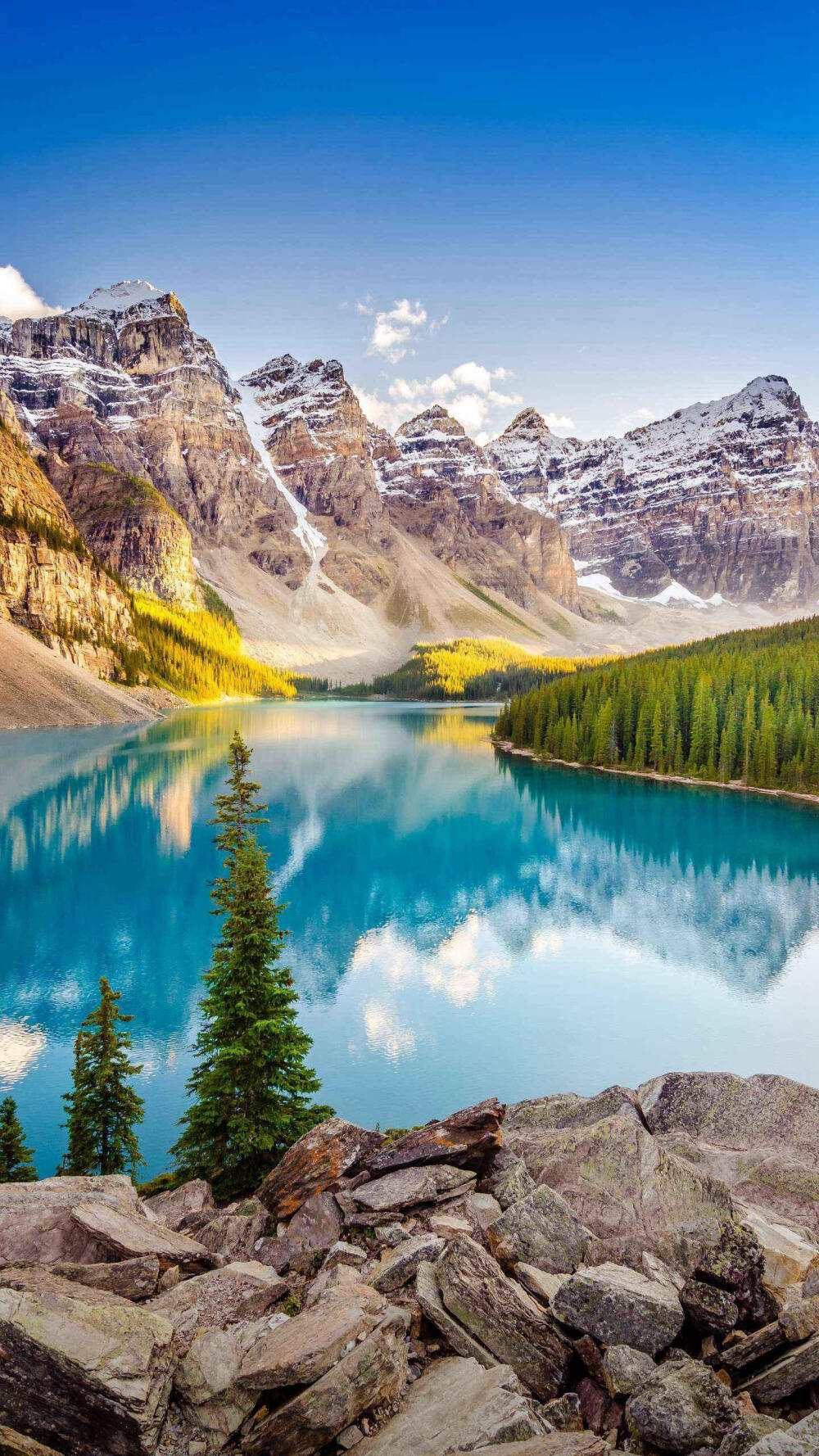 梦莲湖是加拿大班夫国家公园的一个冰川湖，纯净的蓝色湖水美到沁人心脾。©今日头条