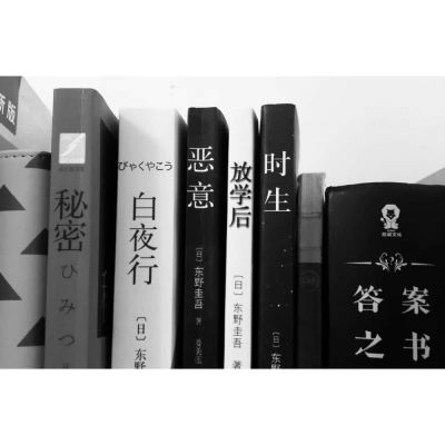 "本来以为你是我的路途 会陪我走完人生 后来觉得你是迷宫 让我入迷很难出去 最终才发现你是死胡同 把我留在里面 却不为我遮风挡雨"
———出自网易云《Right Where We Belong》热评