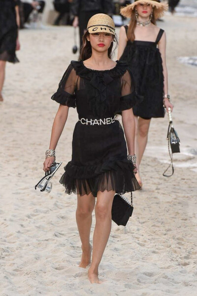 Chanel2019春夏高级成衣系列时装秀
老佛爷把沙滩海洋搬到了巴黎大皇宫，这是太有创意了。吹爆老佛爷