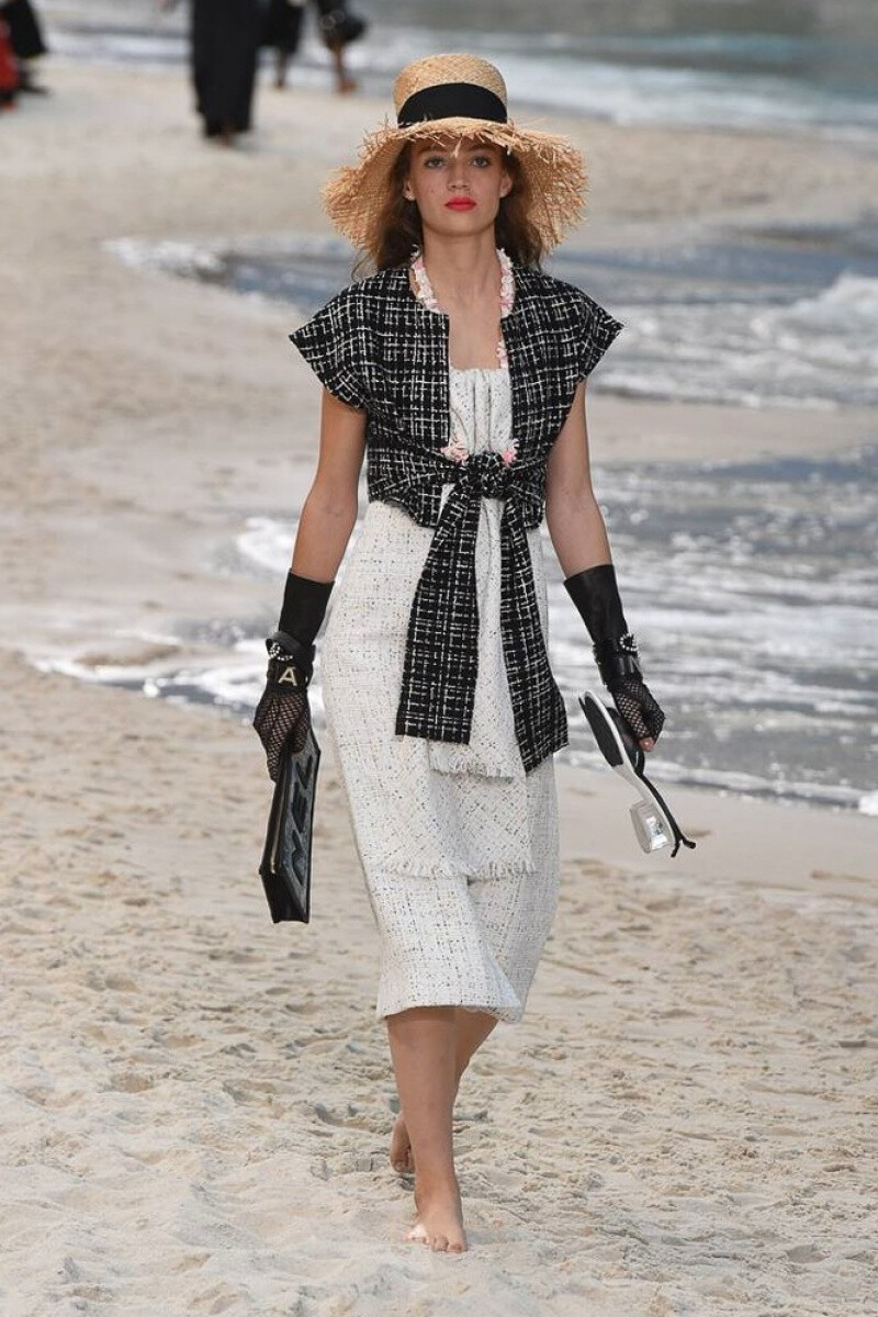 Chanel2019春夏高级成衣系列时装秀
老佛爷把沙滩海洋搬到了巴黎大皇宫，这是太有创意了。吹爆老佛爷