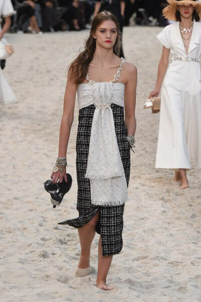 Chanel2019春夏高级成衣系列时装秀
老佛爷把沙滩海洋搬到了巴黎大皇宫，这是太有创意了。吹爆老佛爷