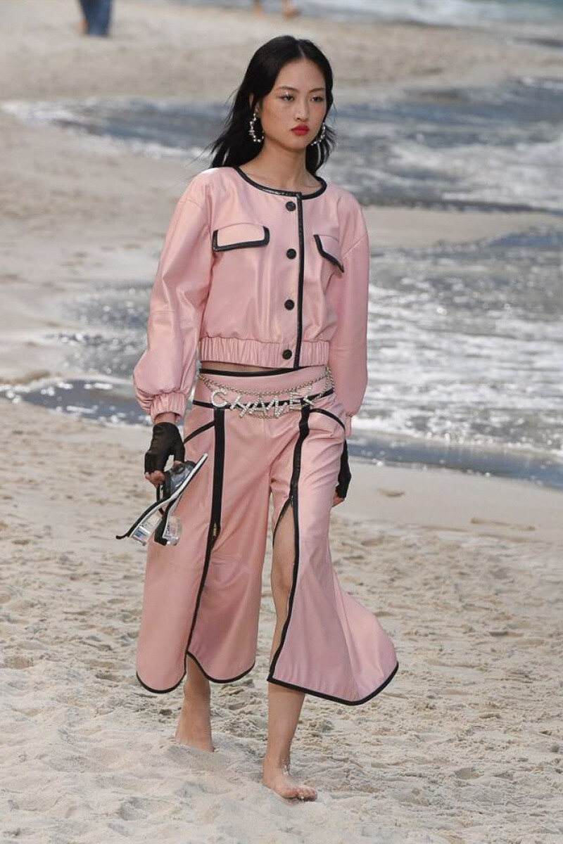 Chanel2019春夏高级成衣系列时装秀
老佛爷把沙滩海洋搬到了巴黎大皇宫，这是太有创意了。吹爆老佛爷