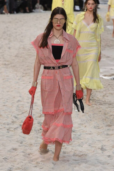 Chanel2019春夏高级成衣系列时装秀
老佛爷把沙滩海洋搬到了巴黎大皇宫，这是太有创意了。吹爆老佛爷