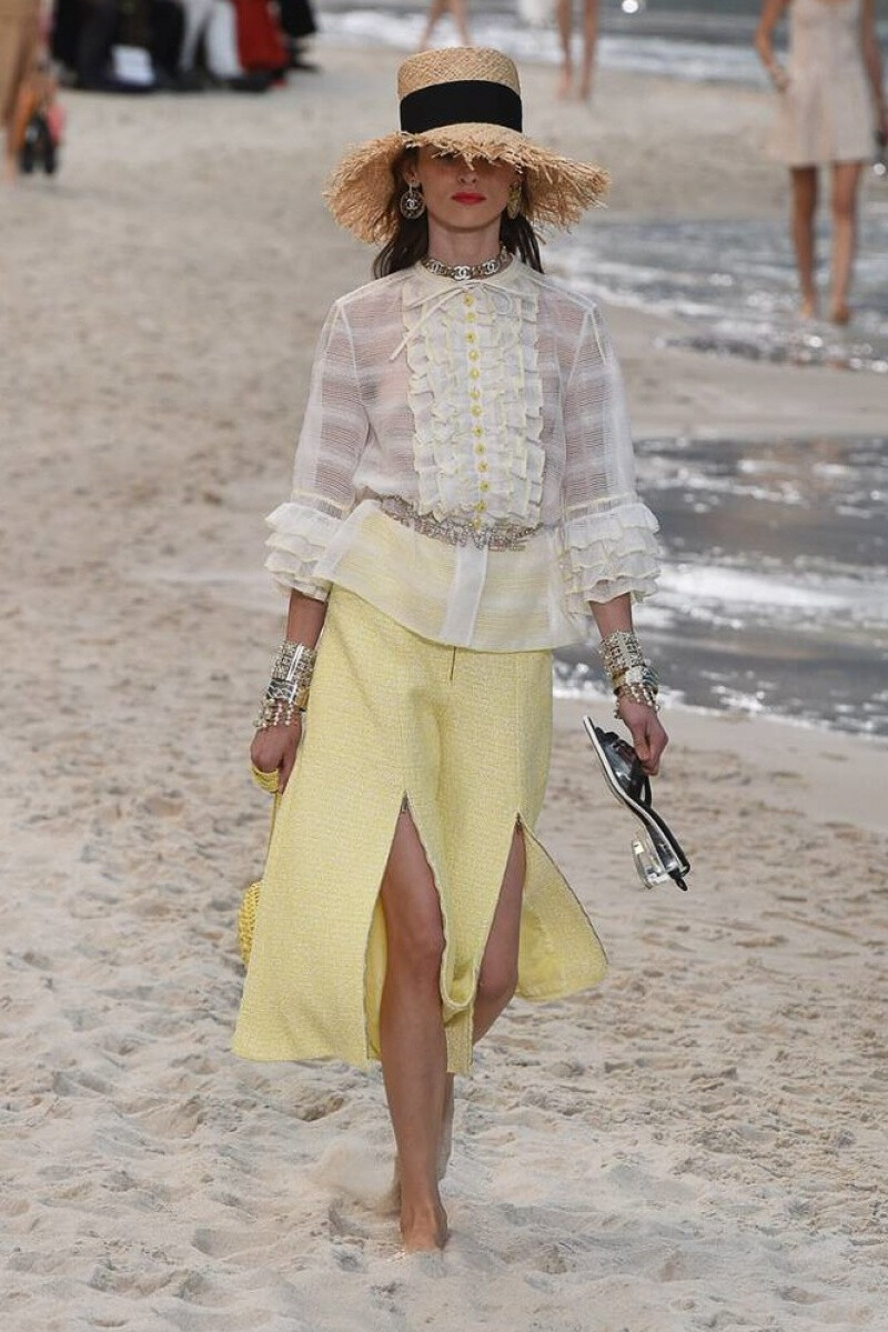 Chanel2019春夏高级成衣系列时装秀
老佛爷把沙滩海洋搬到了巴黎大皇宫，这是太有创意了。吹爆老佛爷