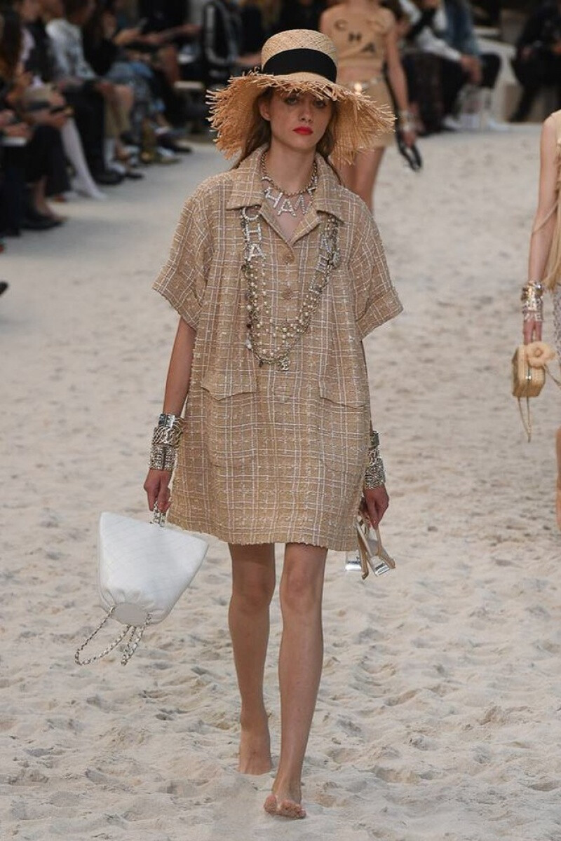 Chanel2019春夏高级成衣系列时装秀
老佛爷把沙滩海洋搬到了巴黎大皇宫，这是太有创意了。吹爆老佛爷