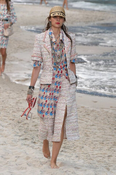 Chanel2019春夏高级成衣系列时装秀
老佛爷把沙滩海洋搬到了巴黎大皇宫，这是太有创意了。吹爆老佛爷