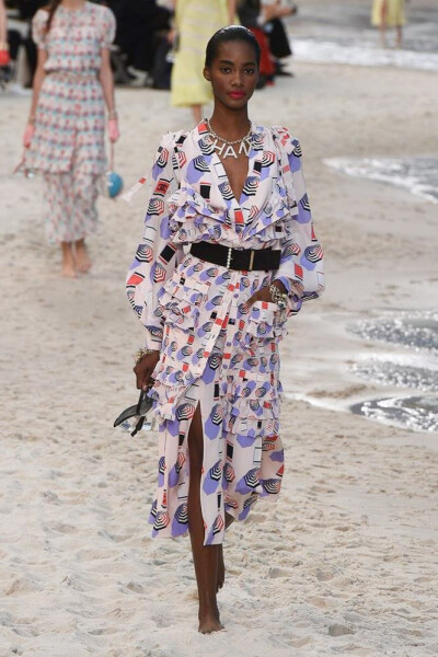 Chanel2019春夏高级成衣系列时装秀
老佛爷把沙滩海洋搬到了巴黎大皇宫，这是太有创意了。吹爆老佛爷
