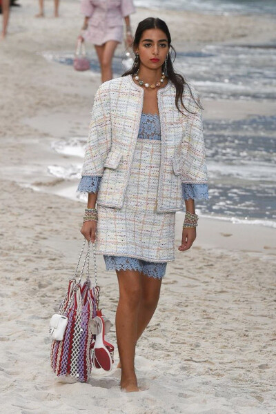 Chanel2019春夏高级成衣系列时装秀
老佛爷把沙滩海洋搬到了巴黎大皇宫，这是太有创意了。吹爆老佛爷