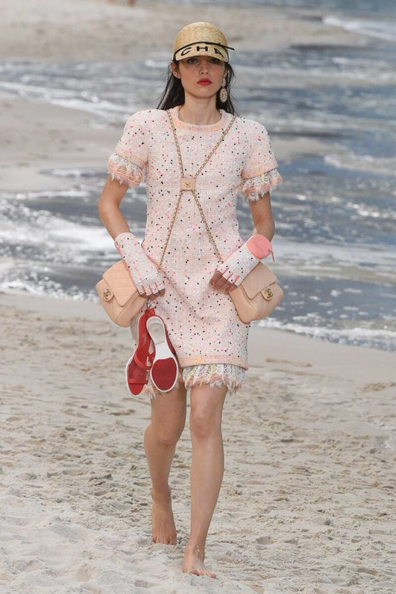 Chanel2019春夏高级成衣系列时装秀
老佛爷把沙滩海洋搬到了巴黎大皇宫，这是太有创意了。吹爆老佛爷