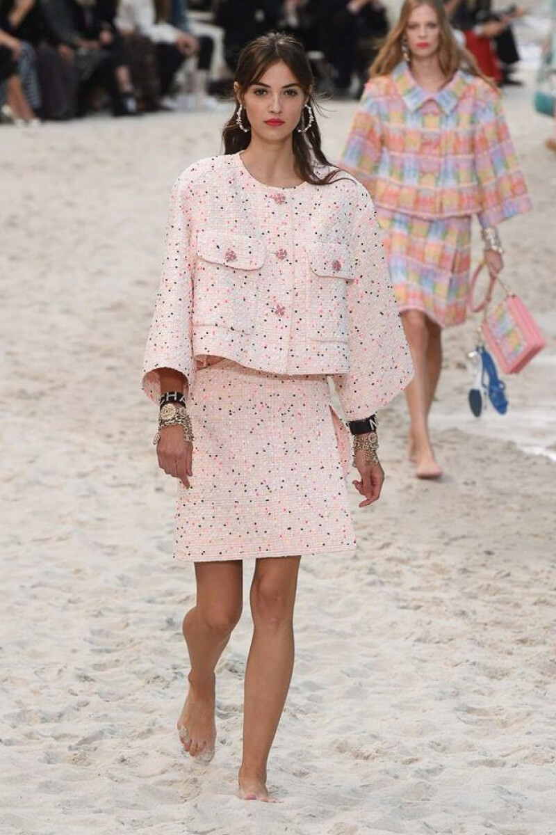 Chanel2019春夏高级成衣系列时装秀
老佛爷把沙滩海洋搬到了巴黎大皇宫，这是太有创意了。吹爆老佛爷