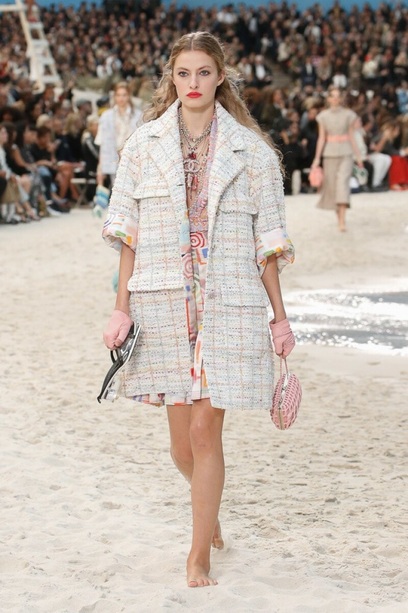 Chanel2019春夏高级成衣系列时装秀
老佛爷把沙滩海洋搬到了巴黎大皇宫，这是太有创意了。吹爆老佛爷