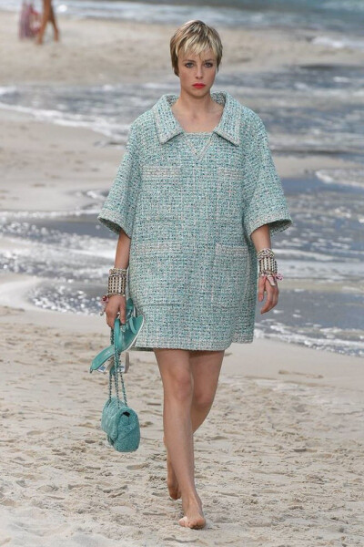 Chanel2019春夏高级成衣系列时装秀
老佛爷把沙滩海洋搬到了巴黎大皇宫，这是太有创意了。吹爆老佛爷