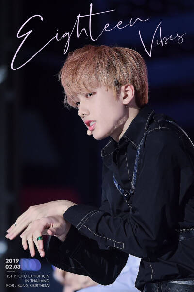 NCT 朴志晟 cr.eighteenvibes
1st PHOTO EXHIBITION
FOR JISUNG’S BIRTHDAY
FROM THAI FANS
泰国粉丝们将于19年3月在泰国举办志晟的照片展览，届时可免费参观 ​​​
