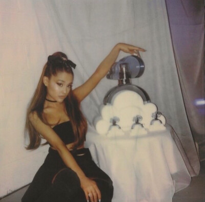 Ariana Grande ins
cloud