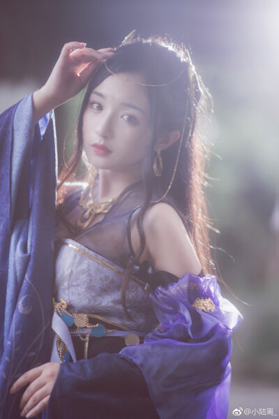 #逆水寒[超话]##遇见逆水寒#
所有江湖偶遇，都是宿命相逢。
出境：陆离 @半藏森林
摄影：@kuma桑熊
和小起又拍了我们两个在游戏里经常穿的外观，大家可以加我们id以后一起截图！
抄送：@逆水寒 @逆水寒同人姬 ​…