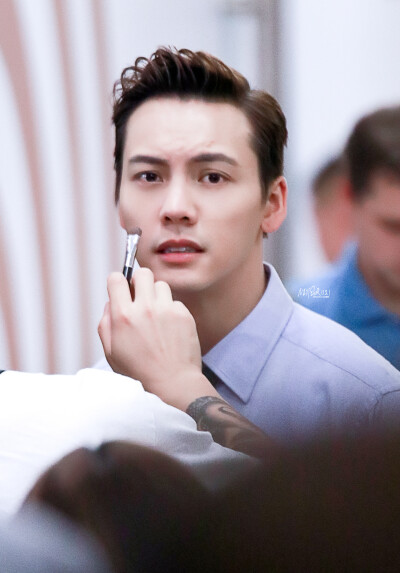 【陈伟霆 William Chan】180919 风暴舞 李俊杰 探班 1500 x 2149 px (图源：微博 @NEXTDOOR1121_陈伟霆图博 weibo.com/5489552365/GCdSsvtNW)