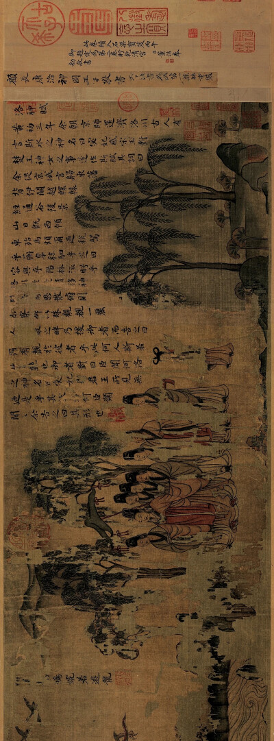 在现存的中国古代绘画中，《洛神赋图》被认为是第一幅改编自文学作品的画作。真迹因年代久远已无存，现主要传世的是四件宋代摹本。除去你指端刚刚掠过的摹本，另外三件分别收藏于北京故宫博物院、台北故宫博物院及美…