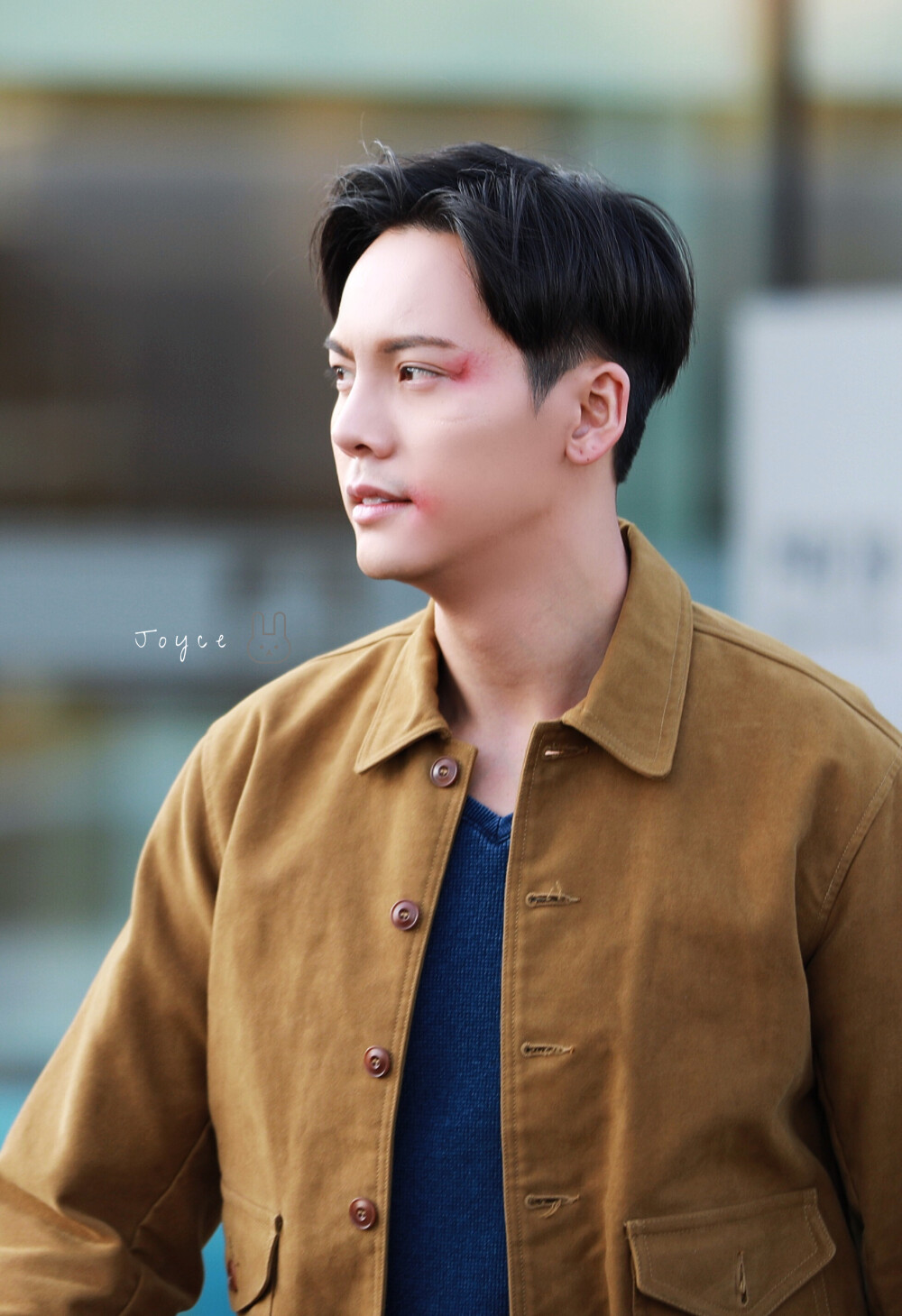 【陈伟霆 William Chan】橙红年代 刘子光 探班 1955 x 2852 px (图源：微博 @joycelelejoy很等等 weibo.com/6312971464/GCtELi9gM)