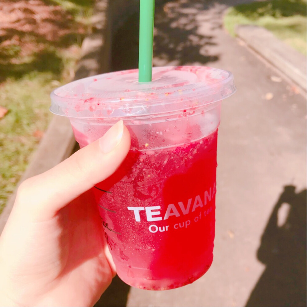 星爸爸 打卡strawberry refresher with water
酸甜口味还阔以 还有冻草莓干
(/ω＼)