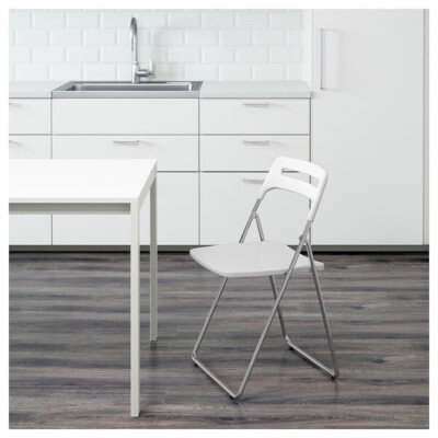 NISSE 尼斯
折叠椅, 高光 白色, 镀铬
椅子的高靠背设计能够确保你舒适就坐。
你可以用挂钩把椅子挂在墙上，节省空间。
椅子可折叠，不用时节省空间。
这款椅子有多个色款，选择你最喜欢的颜色或混搭多种颜色均可。
…