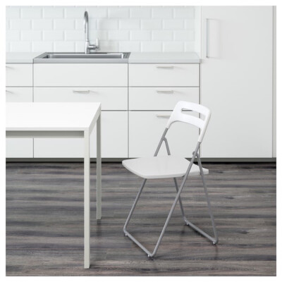 NISSE 尼斯
折叠椅, 银色/白色,
椅子的高靠背设计能够确保你舒适就坐。
你可以用挂钩把椅子挂在墙上，节省空间。
椅子可折叠，不用时节省空间。
这款椅子有多个色款，选择你最喜欢的颜色或混搭多种颜色均可。
产地…