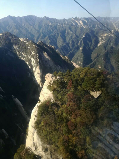 夜爬华山☞坐缆车
糟了，是心肌梗塞的感觉( ･_･)
不过比起之后的盘山公路，这个真得不算什么