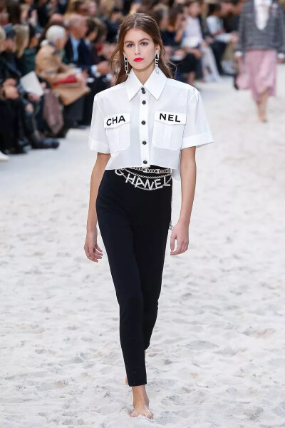 CHANEL 2019春夏高级成衣系列 巴黎时装周
创意总监Karl Lagerfeld