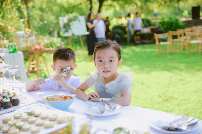 向往的样子
摄影：洪小漩
出镜：奕璇夫妻
遇到太多难处，导致原本我对自己的婚礼几乎放弃期待。
是你对婚礼用心在细节处的模样，让我重新点燃希望，从而对自己的婚礼多了一份憧憬。
我觉得我要对你说谢谢才好呢。
奕…