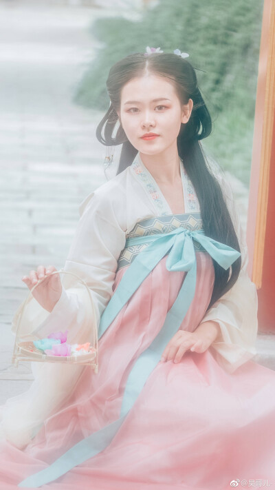 #锦时光影# #汉服写真# #北京旅拍#
【绿竹猗猗】
有匪君子，如切如磋，如琢如磨。
出镜：晓老师@桑屿深巷
摄影/后/造：@昊哥儿-
道具：@一棵蒲桃树 网红斗笠
襦裙：@律吕迢扬原创设计品牌 豆蔻
?宿州约…