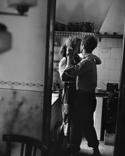 Elliot Erwitt.
Robert Frank and Mary Frank，Valencia，1952.