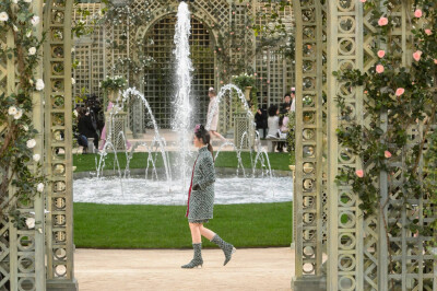 Chanel Spring 2018 Couture ：
Vittoria Ceretti