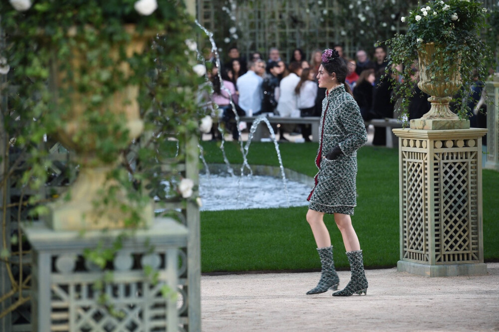 Chanel Spring 2018 Couture ：
Vittoria Ceretti