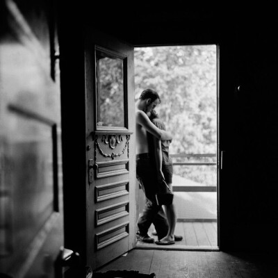 Larry Fink.
Lovers in doorway，Houston，1958.