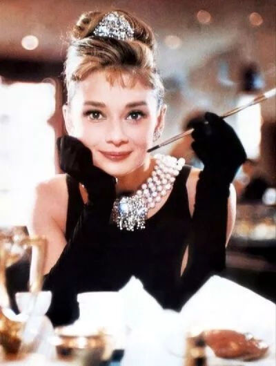 奥黛丽·赫本（Audrey Hepburn，1929年5月4日—1993年1月20日），出生于比利时布鲁塞尔，英国电影、舞台剧女演员