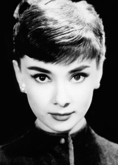 奥黛丽·赫本（Audrey Hepburn，1929年5月4日—1993年1月20日），出生于比利时布鲁塞尔，英国电影、舞台剧女演员