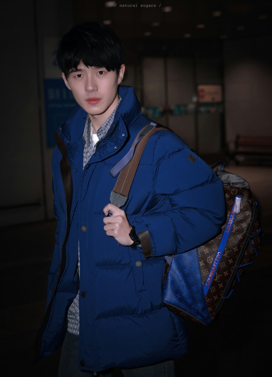 我们难道不是应该把所有的时间空隙
都拿来想爱的人
——春夏
cr微博