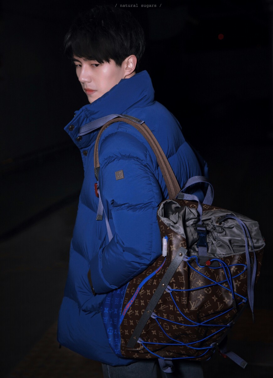 我们难道不是应该把所有的时间空隙
都拿来想爱的人
——春夏
cr微博