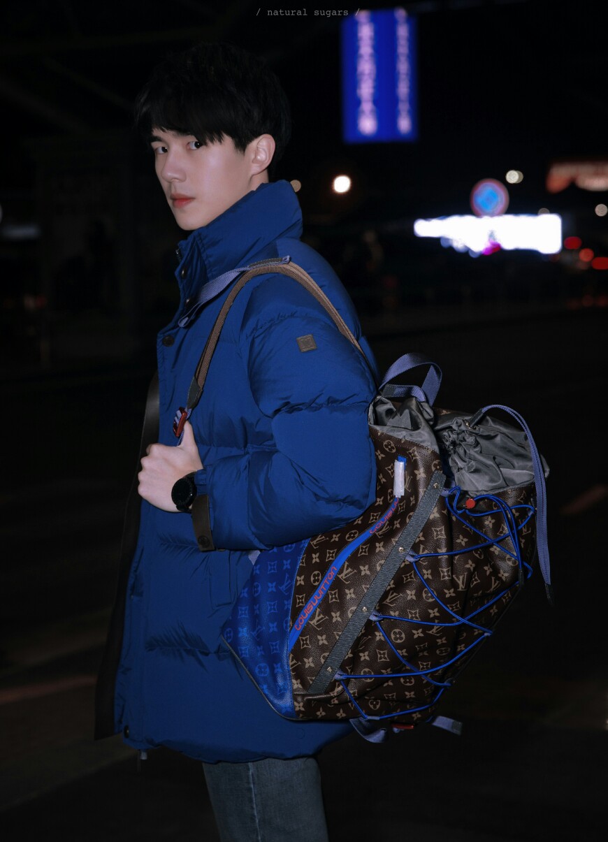 我们难道不是应该把所有的时间空隙
都拿来想爱的人
——春夏
cr微博