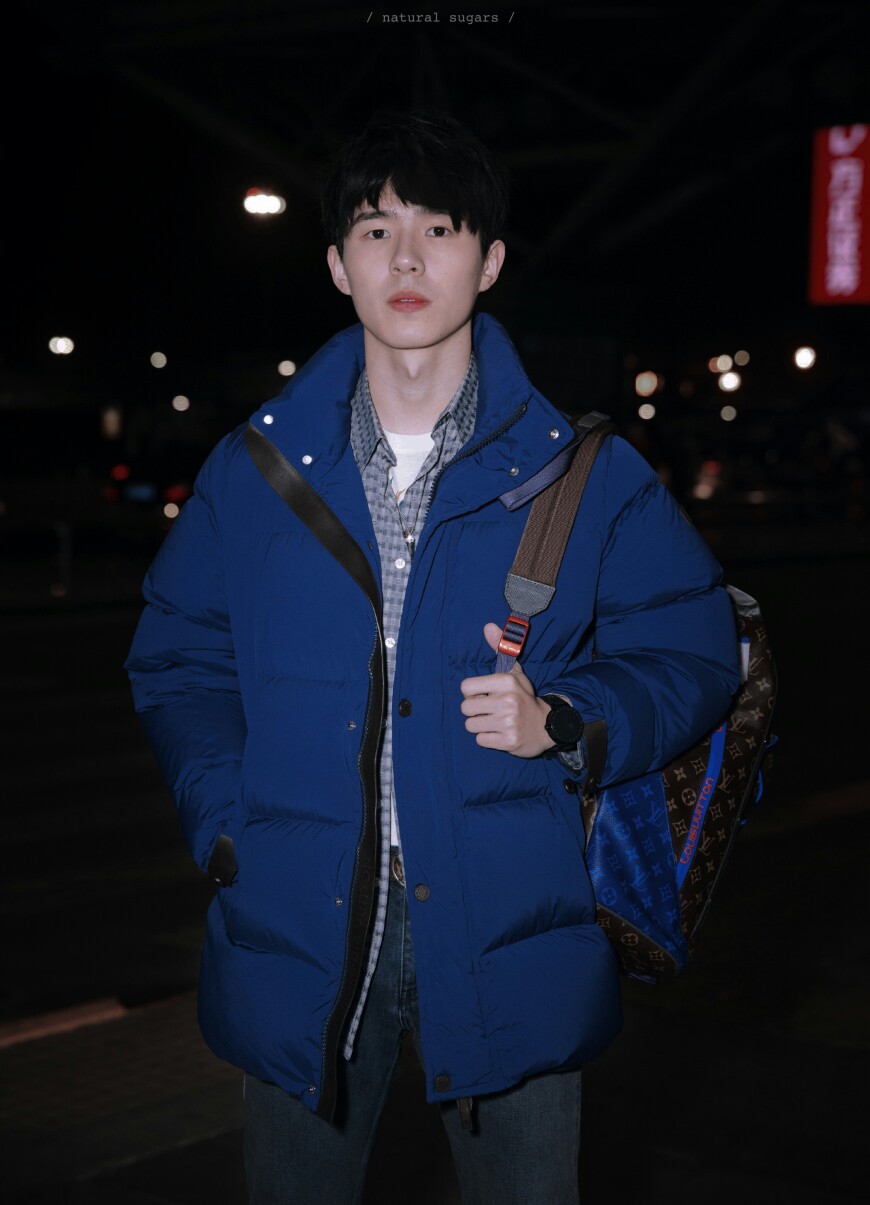 我们难道不是应该把所有的时间空隙
都拿来想爱的人
——春夏
cr微博