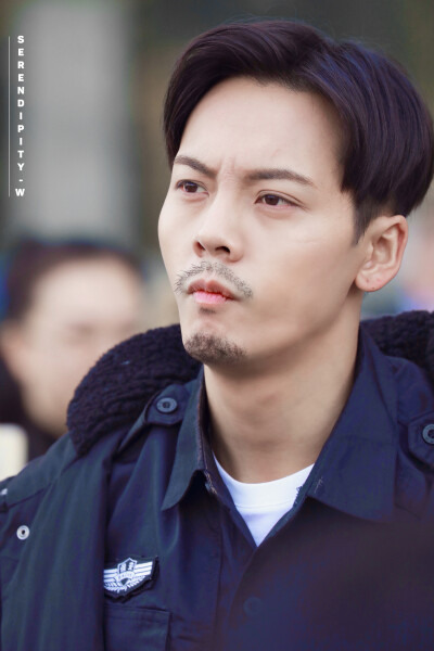 【陈伟霆 William Chan】橙红年代 刘子光 探班 3344 x 5017 px (图源：微博 @SERENDIPITY_W陳偉霆圖博 weibo.com/6100222484/GCH5ItgBs)