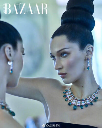 时尚明星#BellaHadid# 登上《HarpersBazaar》阿拉伯版封面，高耸的发髻，夸张的珠宝，倒是看不出违和感，贝拉的这组画报你觉得怎么样？ ​