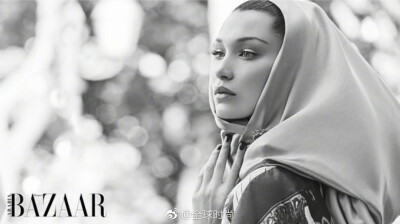 时尚明星#BellaHadid# 登上《HarpersBazaar》阿拉伯版封面，高耸的发髻，夸张的珠宝，倒是看不出违和感，贝拉的这组画报你觉得怎么样？ ​