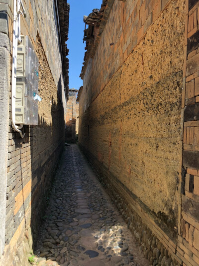 十一长假到处都是人，就想找个安静的地方混两天，朋友推荐了武夷山下梅村，果然人不算多，住在边上的民宿“陶然有山”，除了房间洗手间略小，其他都很满意！喝喝茶，逛逛茶山，惬意的假日！