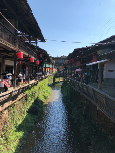 十一长假到处都是人，就想找个安静的地方混两天，朋友推荐了武夷山下梅村，果然人不算多，住在边上的民宿“陶然有山”，除了房间洗手间略小，其他都很满意！喝喝茶，逛逛茶山，惬意的假日！