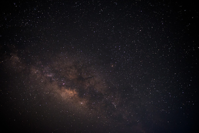 我夜坐听风，昼眠听雨，悟得月如何缺，天如何老。——戴望舒 ​​​​晚安 ​