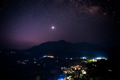 我夜坐听风，昼眠听雨，悟得月如何缺，天如何老。——戴望舒 ​​​​晚安 ​